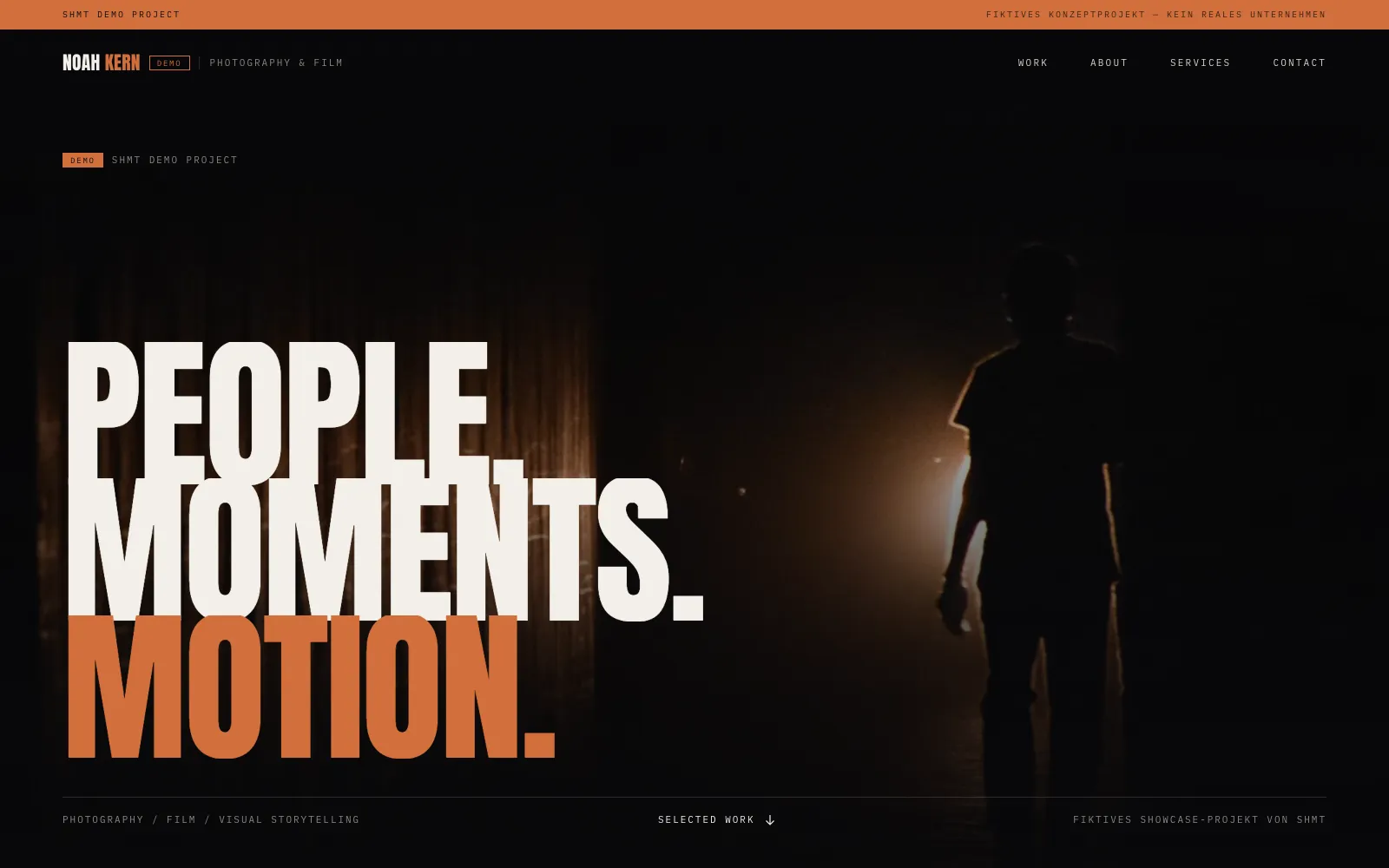 Startseite der Demo „Noah Kern“: dunkle Gestaltung mit der großen Überschrift „People. Moments. Motion.“ über einem abendlichen Foto.